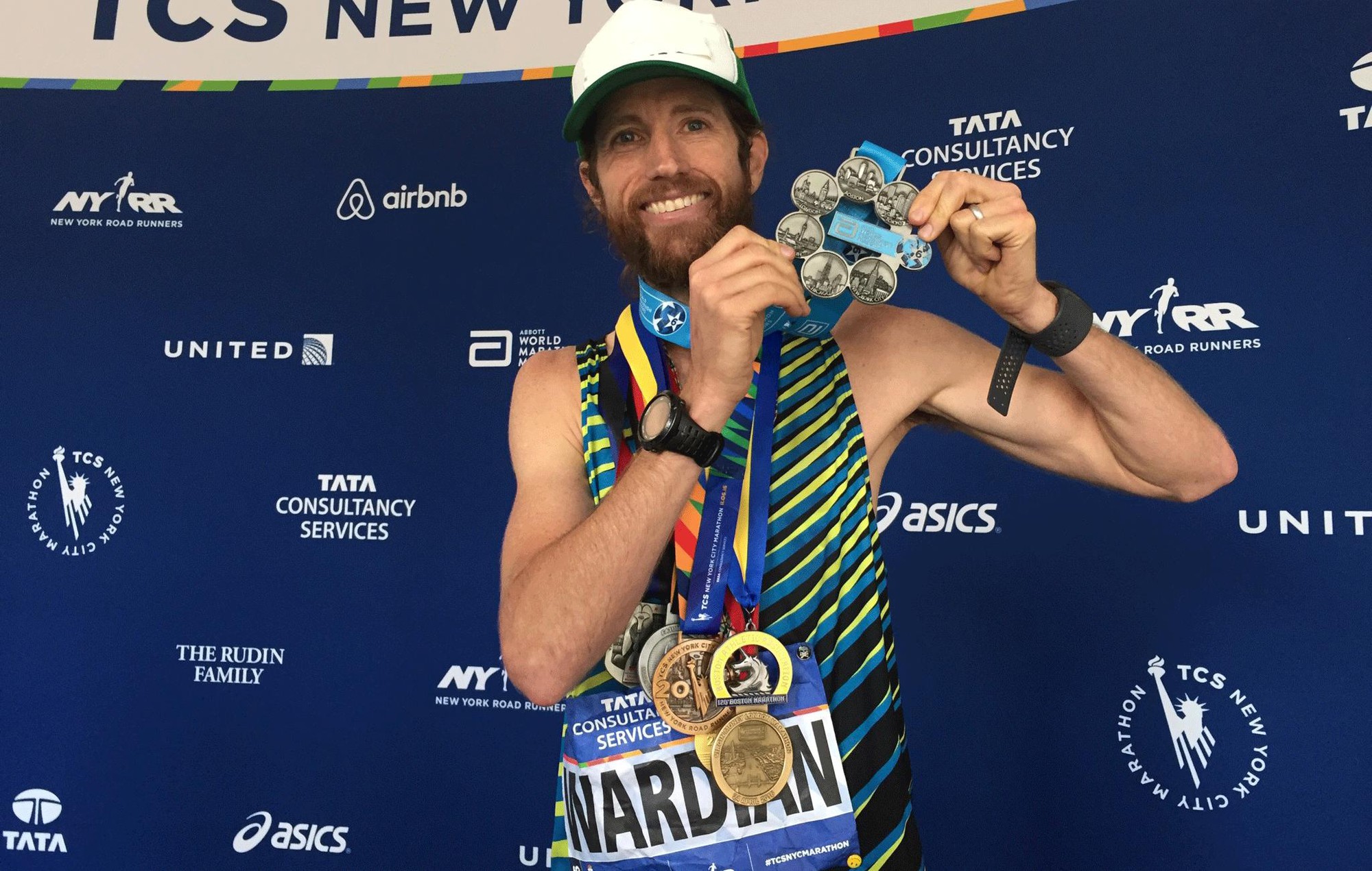 Michael Wardian và huy chương dành cho người hoàn thành cả 6 giải marathon lớn nhất thế giới