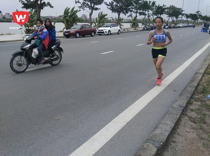 Hoàng Thị Thanh tập chạy từ 30km-40km mỗi ngày trên đường quốc lộ. Ảnh: Nguyễn Đạt