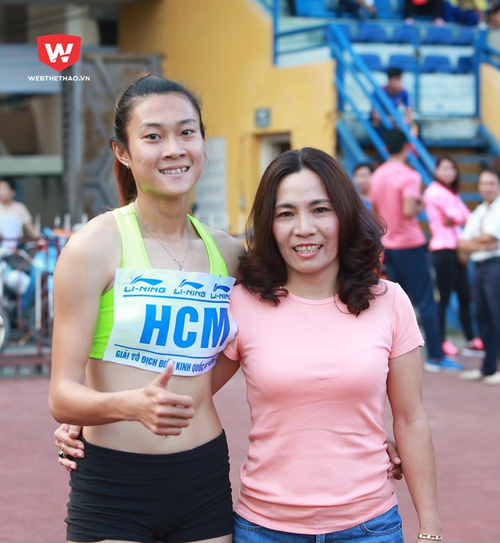 Tú Chinh và HLV Nguyễn Thị Thanh Hương, người từng giành HCV 100m, 200m đồng thời năm 1995