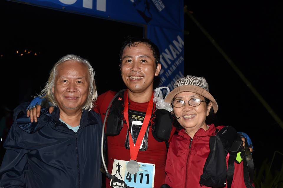 Anh Phạm Thúc Trương Lương được gia đình đợi đón tại vách đích cự ly 70km (2015) trong đêm tối