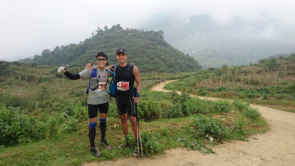Anh Nguyễn Đức Khánh (trái) cùng bạn trên đường chạy