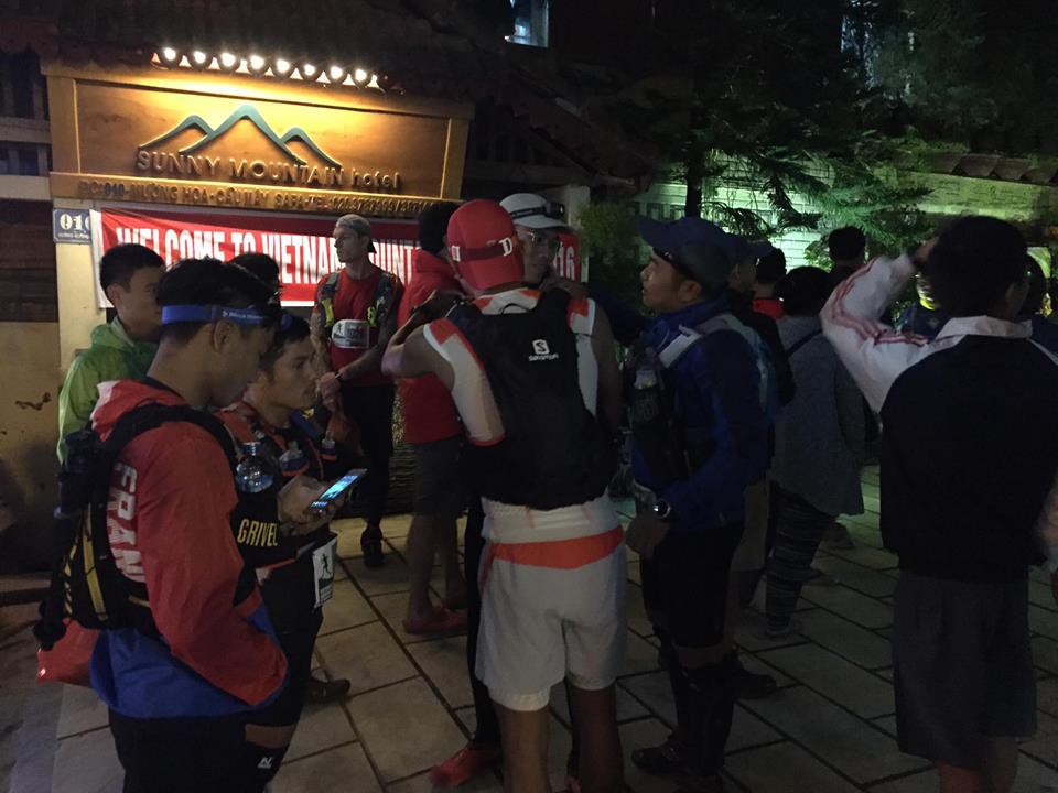 Các VĐV Việt Nam chạy 100km tại điểm tập kết lúc 10 giờ tối