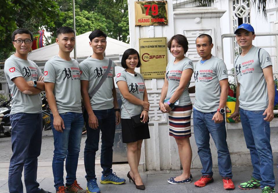 VĐV Việt Nam nhận áo tặng chạy đồng hành VMM16 do Webthethao và Salomon tổ chức