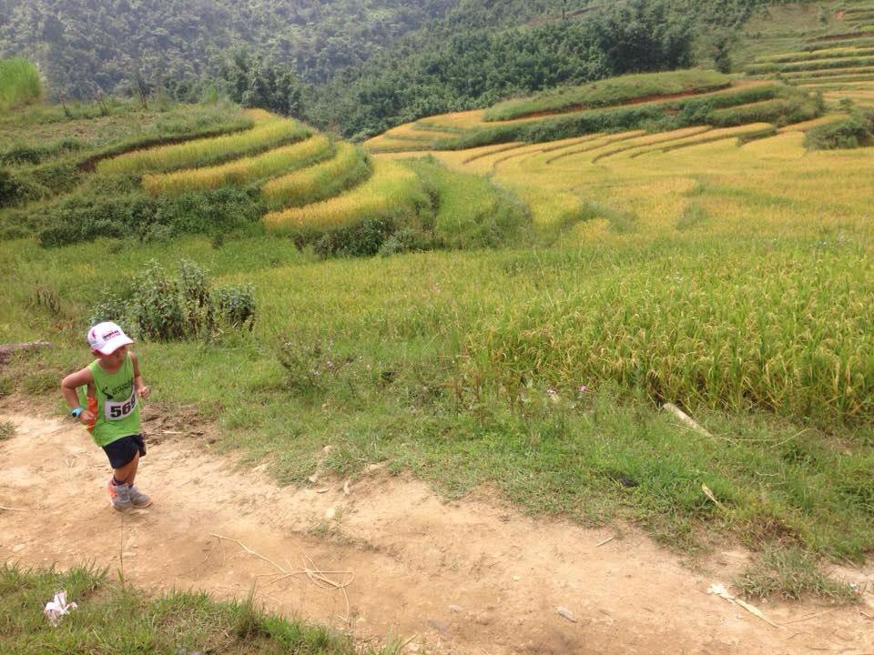 Thay vì cắm mặt vào smartphone, máy tính bảng, hai bố con bé Kiên đi ngược xu thế để cảm nhận vẻ đẹp của cuộc sống, của đất nước Việt Nam