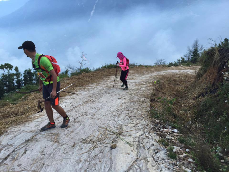 Hành trình 42km không hề dễ dàng, chị Mai và không ít các VĐV khác phải đi giật lùi khi xuống dốc để đầu gối bớt đau. Ảnh: Đào Ngọc Quang Vinh