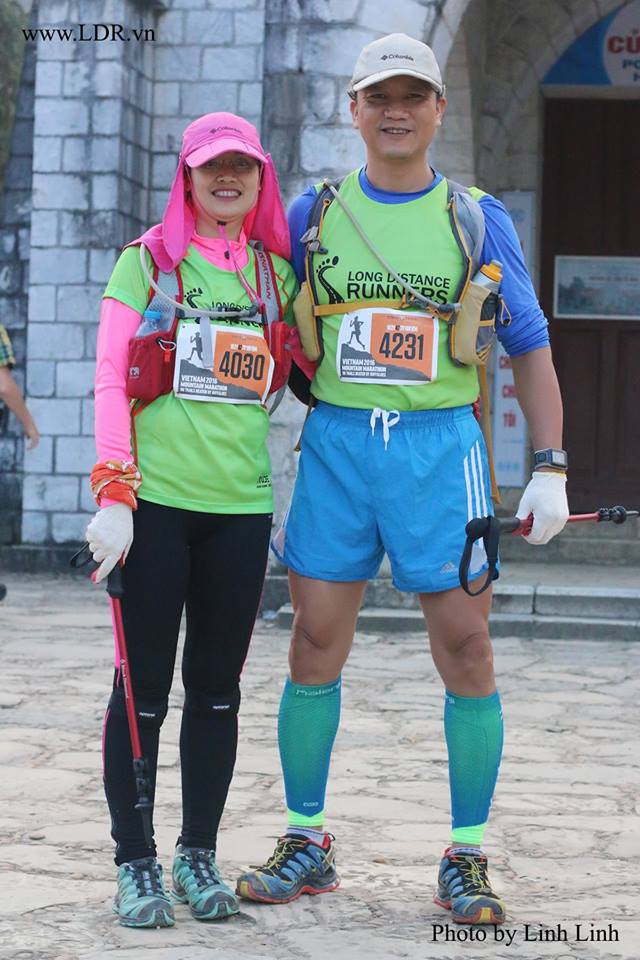 Cặp đôi ''ngôn tình'' chạy bộ cùng nhau  hoàn thành 42km vượt núi kỷ niệm 15 ngày cưới