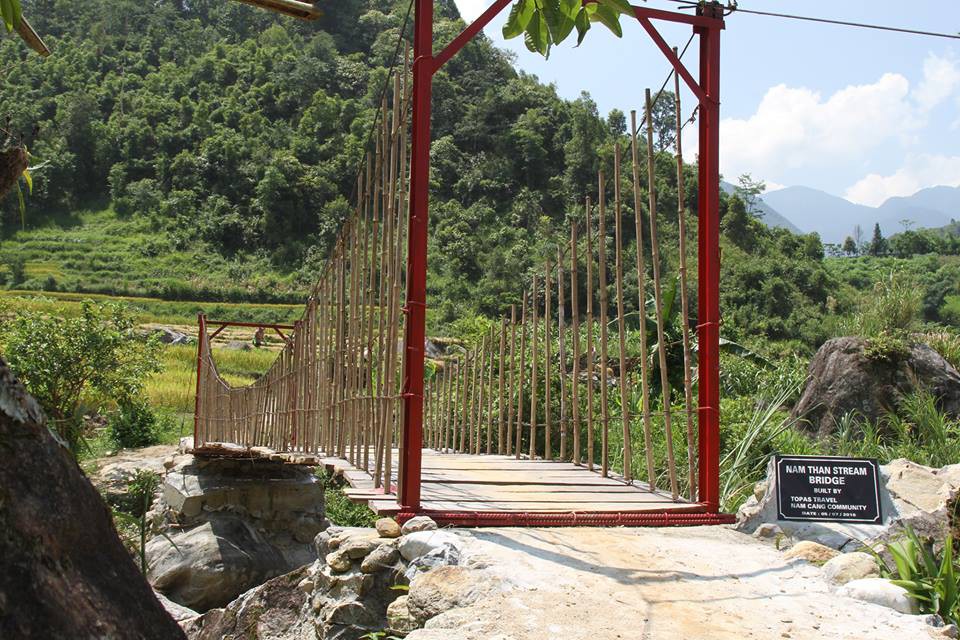 Chiếc cầu giúp bà con đi lại dễ dàng khi nước lớn được xây dựng từ một phần tiền đóng góp của các VĐV VMM 2015