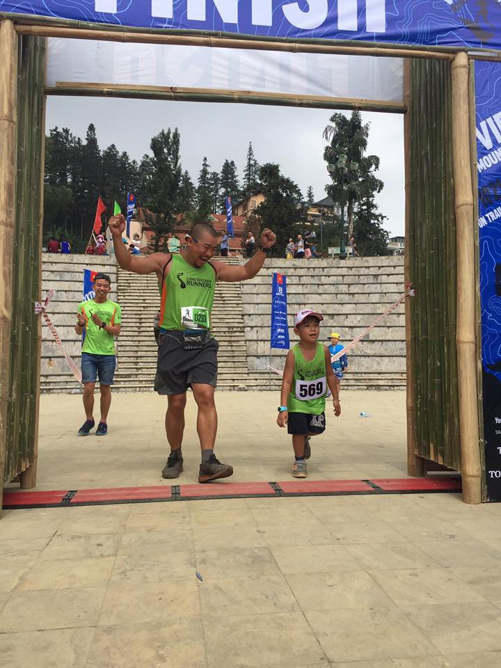 Anh Đặng Ngọc Lâm cùng bé Beo 6 tuổi lần đầu tiên cùng nhau hoàn thành giải chạy trail đầu tiên trong đời cự ly 10km sau hơn 3 tiếng rưỡi