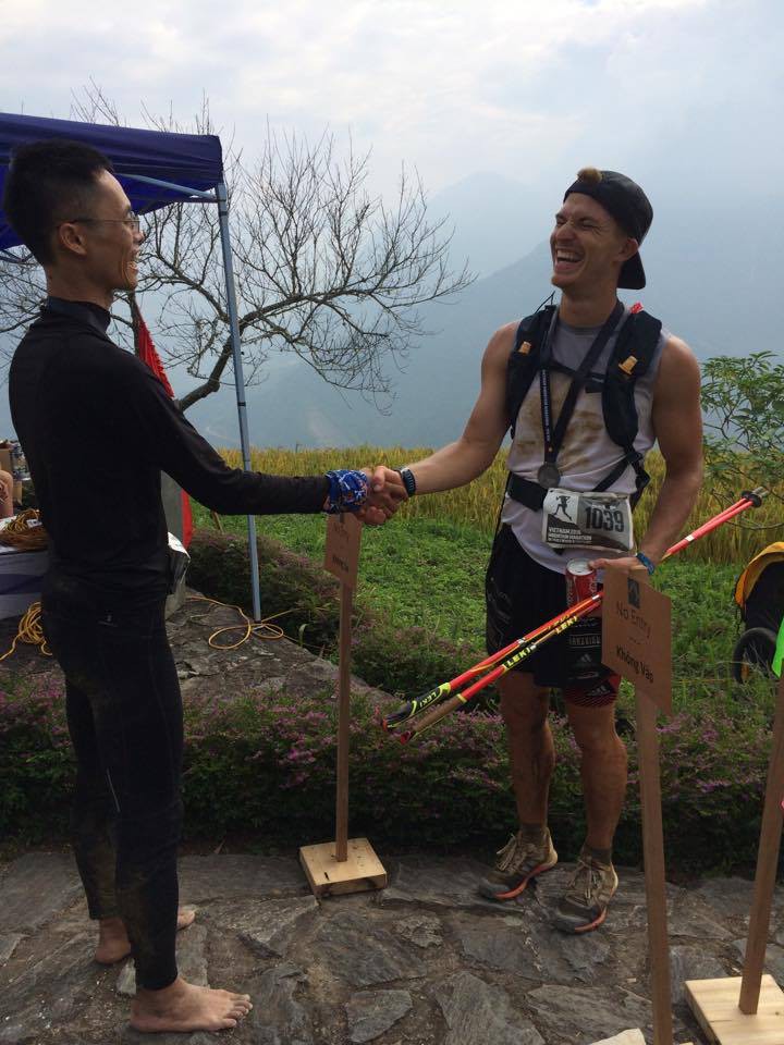 Cao Ngọc Hà và Marcel, VĐV giành hạng 3 cự ly 100km. Ảnh: Phạm Hà Lâm