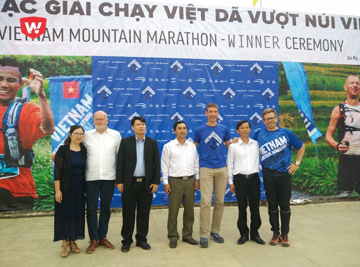 Đại sứ anh Giles Lever cùng GĐ giải Asger, đại diện Sở TTVH&DL Lào Cai tại buổi lễ bế mạc