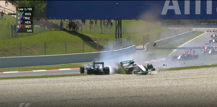 Đuôi xe của Hamilton văng vào xe của Rosberg