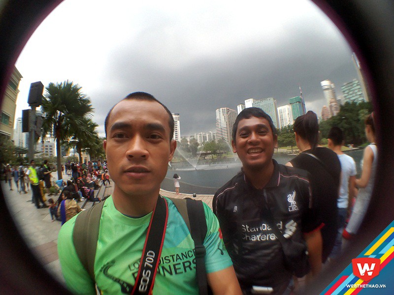 PV Webthethao và anh chàng bán dạo Basri dưới chân tháp đôi Petronas