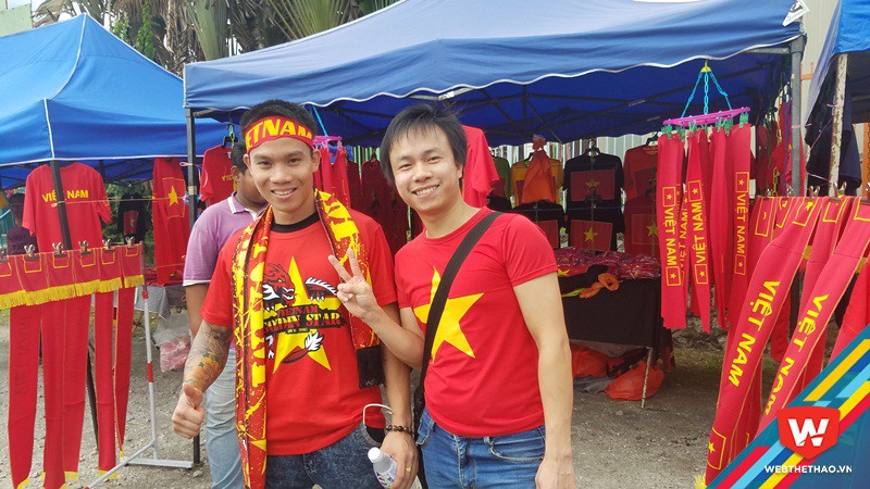 Tiến và người bạn mặc áo đỏ sao vàng để cổ vũ ĐT U22 Việt Nam