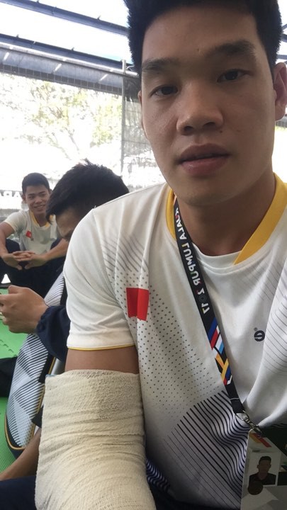 Sau trận BK, Mã Văn Đạt được đưa ngay tới bệnh viên để bó nẹp 