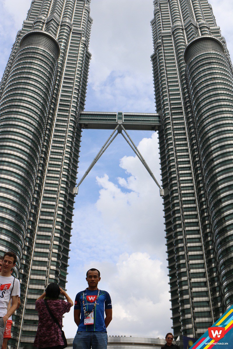 PV Webthethao dưới chân tháp đôi Petronas, niềm tự hào của Malaysia