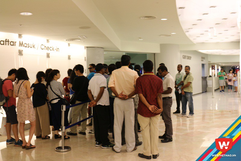 Lối vào để mua vé lên tham quan tháp đôi Petronas luôn tấp nập người xếp hàng