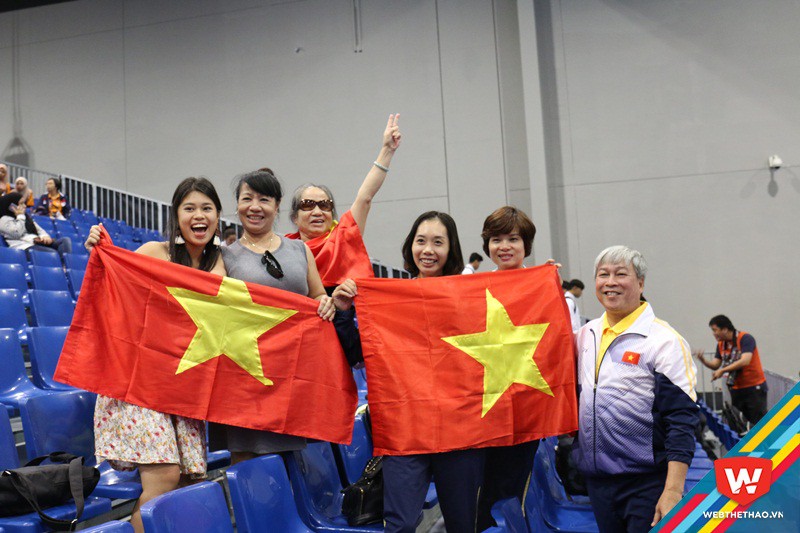 Các CĐV Việt Nam vui mừng sau khi chờ đợi cả buổi tối để xem đội tuyển TDDC thi đấu