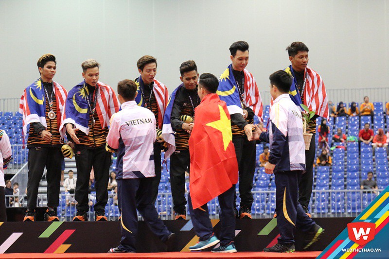 Hình ảnh đẹp về tình đoàn kết ASEAN: Các VĐV Việt Nam bắt tay 2 đội trước khi bước lên bục cao nhất dành cho người chiến thắng