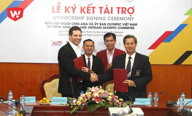 Ông Trần Văn Mạnh, TTK UB Olympic Việt Nam và ông Randy Dobson ký kết hợp đồng tài trợ