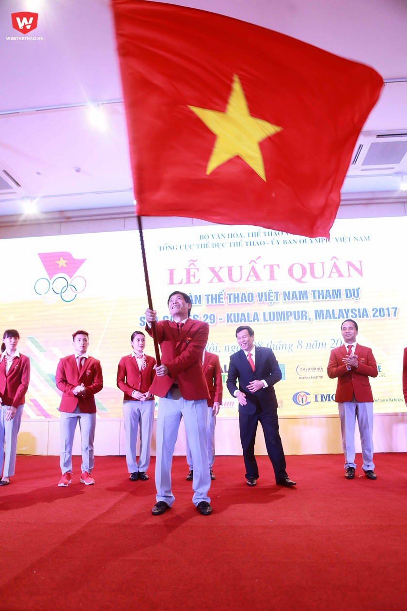 Trưởng đoàn TTVN tại SEA Games 29 Trần Đức Phấn phất cờ như lời quyết tâm đạt thành tích cao nhất tại SEA Games 29