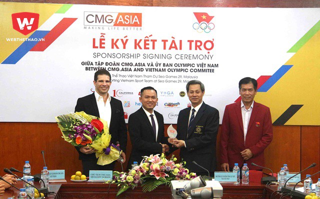Ông Phan Ngọc Huy, Phó Chủ tịch CMG.ASIA, nhận kỷ niệm chương từ TTK UB Olympic Việt Nam Trần Văn Mạnh