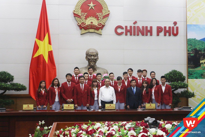 Thủ tướng Nguyễn Xuân Phúc chụp ảnh lưu niệm cùng với các VĐV Việt Nam xuất sắc nhất SEA Games. Ảnh: Nguyễn Đạt