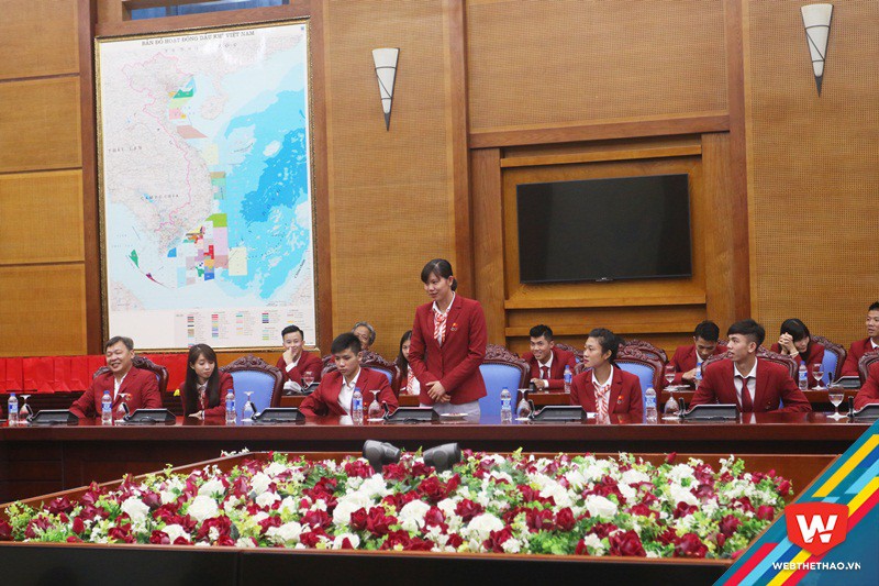 Ánh Viên tỏ ra e lệ khi được Thủ tướng Nguyễn Xuân Phúc hỏi thăm. Ảnh: Nguyễn Đạt
