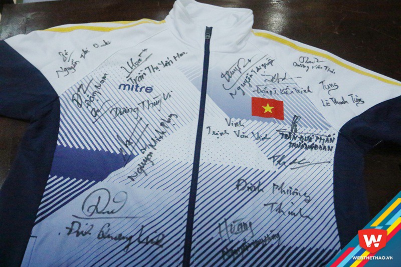 Áo của đoàn TTVN có chữ ký của các VĐV VN xuất sắc nhất SEA Games dành tặng Thủ tướng Nguyễn Xuân Phúc và Phó Thủ tướng Vũ Đức Đam. Ảnh: Nguyễn Đạt