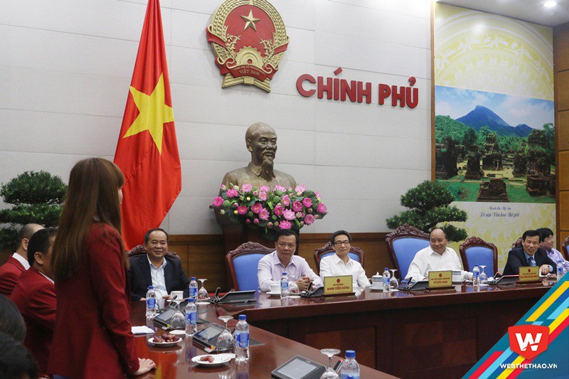 Thủ môn Đặng Thị Kiều Trinh (đội tuyển bóng đá nữ VN) chia sẻ với Thủ tướng. Ảnh: Nguyễn Đạt