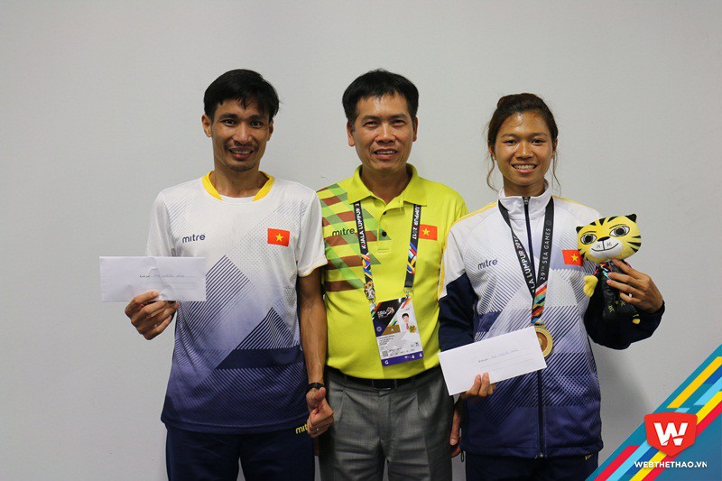 Ông Trần Đức Phấn thưởng nóng cho Nguyễn Văn Lai và Trần Thị Yến Hoa, 2 HCV thứ 15 và 16 của đội tuyển điền kinh Việt Nam