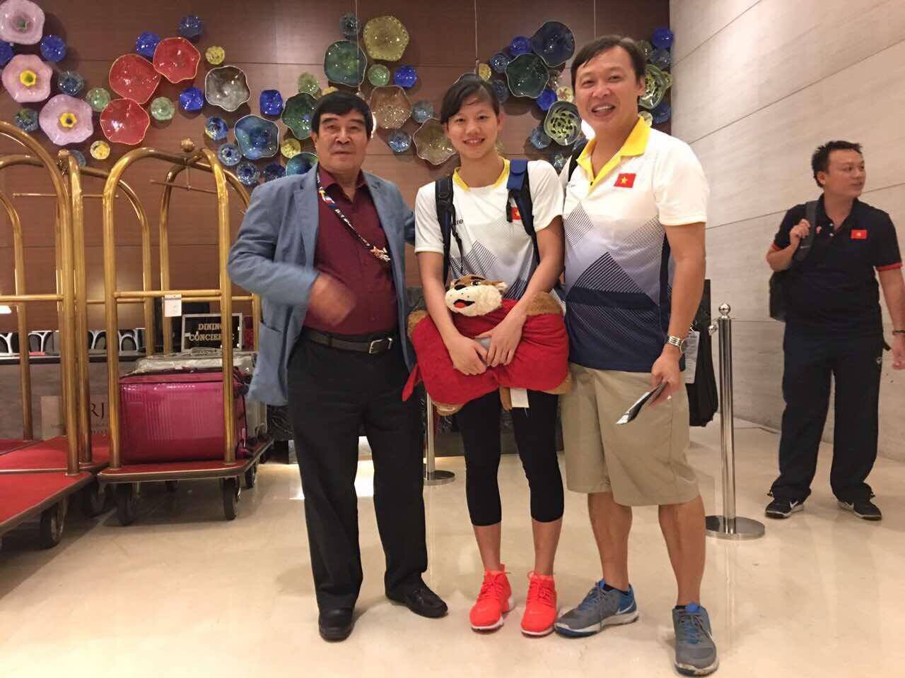 Ánh Viên (giữa) cùng HLV Đặng Anh Tuấn và ông Nguyễn Xuân Gụ, PCT phụ trách truyền thông và đối ngoại LĐBĐVN