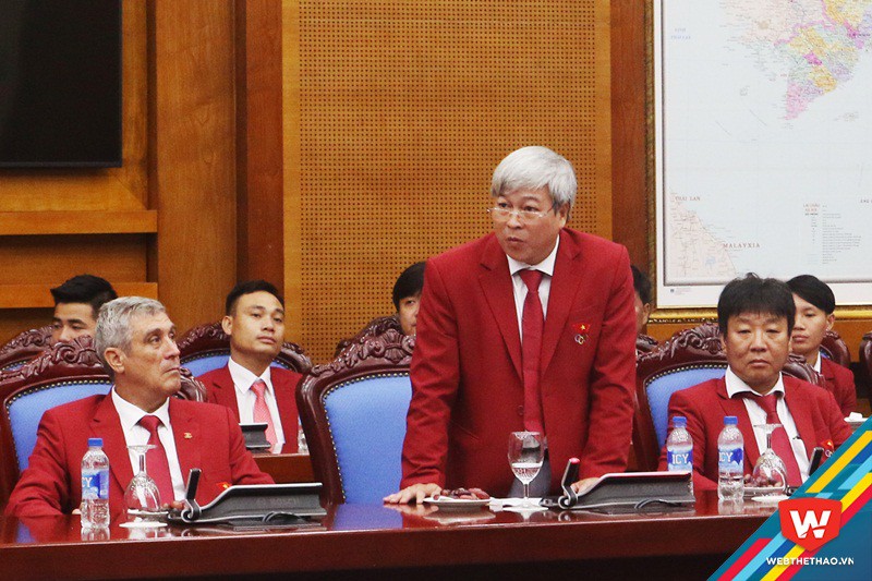 HLV trưởng đội tuyển TDDC Trương Tuấn Hiền đại diện các HLV báo cáo Thủ tướng. Ảnh: Nguyễn Đạt
