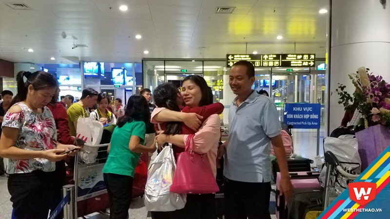 VĐV Phạm Nguyễn Vân Nhi trong vòng tay chào đón của bố mẹ