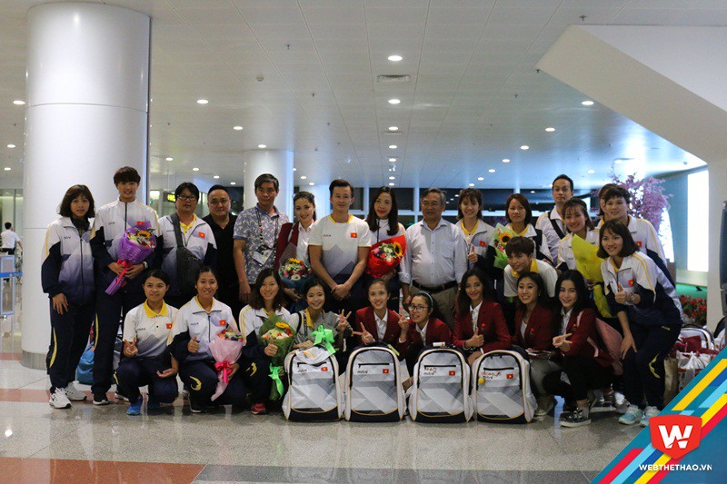 Ông Phạm Văn Tuấn, Phó Tổng cục trưởng Tổng cục TDTT ra đón đội tuyển TDNT và cầu mây tại sân bay Nội Bài