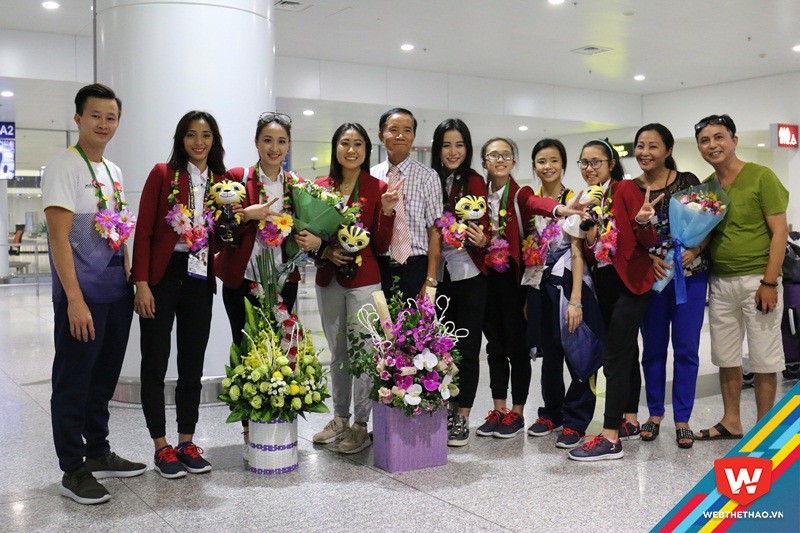 Đội tuyển TDNT Việt Nam và người nhà ra đón