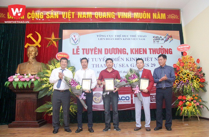 Trưởng đoàn TTVN tại SEA Games 29 và Chủ tịch LĐĐK Việt Nam trao kỷ niệm chương cho các nhà tài trợ đồng hành với điền kinh Việt Nam tai SEA Games 29
