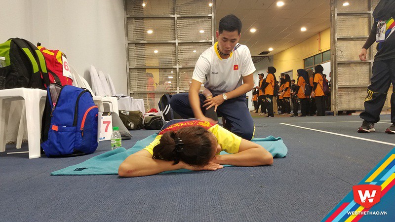 Vũ Đức Tuyển massage cho Nguyễn Thúy Huyền sau khi Huyền giành HCV, phá kỷ lục SEA Games 400m rào