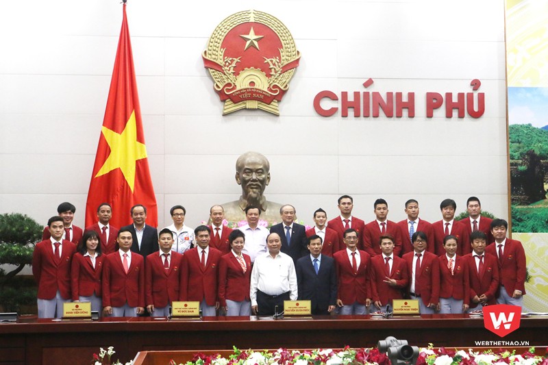 Thủ tướng chụp kỷ niệm với các VĐV, HLV Cử tạ, đấu kiếm, bắn súng, bắn cung, bi sắt, judo. Ảnh: Nguyễn Đạt