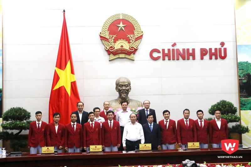 Thủ tướng chụp kỷ niệm với các VĐV, HLV bóng bàn. Ảnh: Nguyễn Đạt