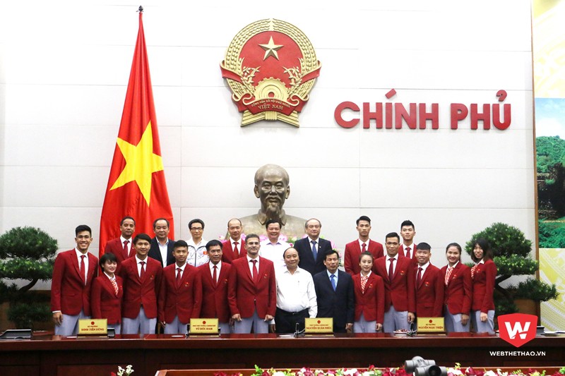 Thủ tướng chụp kỷ niệm với các VĐV, HLV karate. Ảnh: Nguyễn Đạt