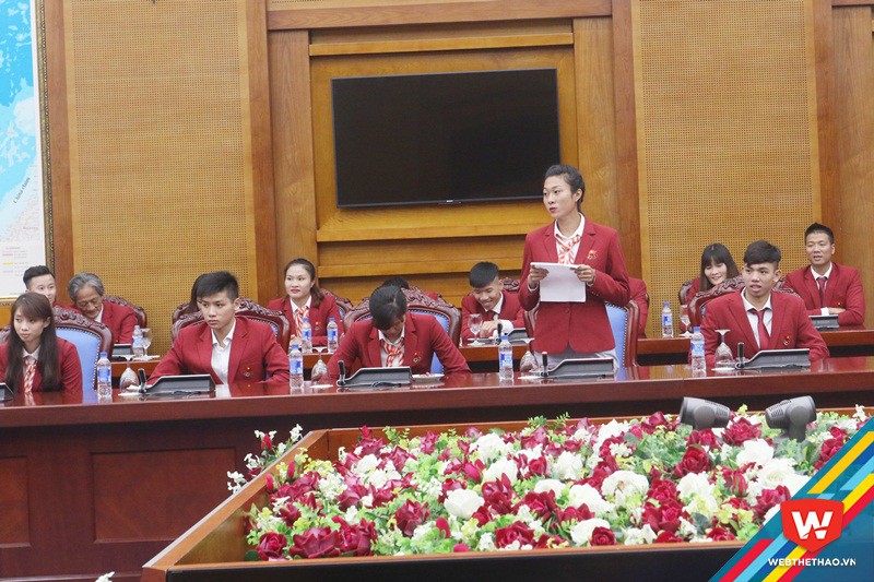 Tú Chinh hứa với Thủ tướng sẽ tập luyện chăm chỉ hơn nữa để giành thêm nhiều thành tích cho TTVN. Ảnh: Nguyễn Đạt
