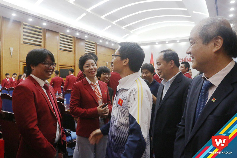 Phó Thủ tướng Vũ Đức Đam ''diện'' luôn áo của đoàn TTVN tặng tại buổi gặp mặt. Ảnh: Nguyễn Đạt
