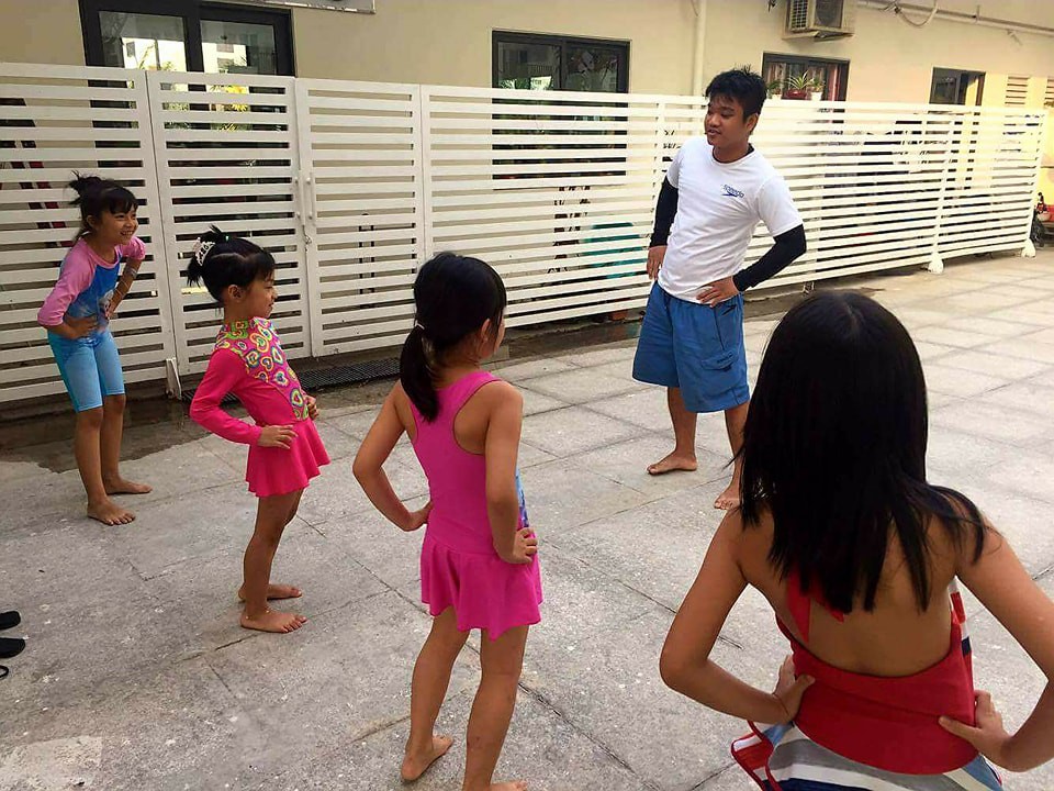 Ngọc Duy và Anh Khoa đều đang dạy bơi miễn phí cho các bé