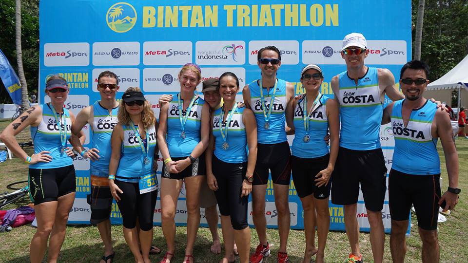 Người hùng Silvia Hajas (thứ 6 từ trái sang) tại giải Bintan Triathlon 2016