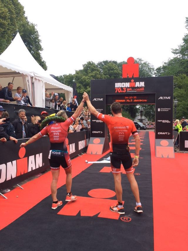 Cặp đôi ''Iron'' James Cunnama (3 Nam) và Jodie Swallow (VĐ Nữ) IM 70.3 Jonkoping