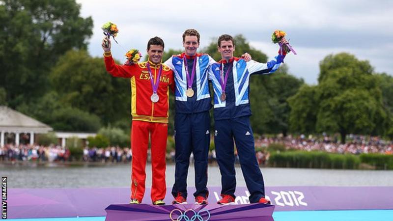 Javier Gomez cùng anh em nhà Bronwlee trên bục nhận huy chương tại Olympic 2012