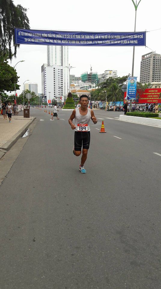 VĐV Nguyễn Văn Thu thi môn chạy bộ 21km với đôi giày 25 năm tuổi