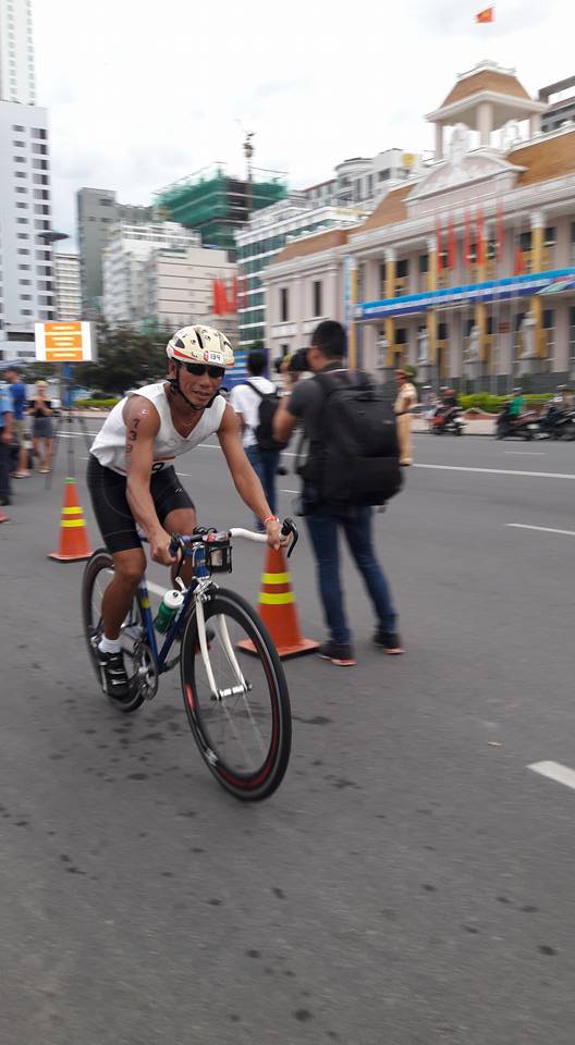 VĐV 59 tuổi Nguyễn Văn Thu, VĐV Việt Nam xuất sắc nhất với chiếc xe đạp, và đôi giày chạy bộ hơn 25 năm tuổi