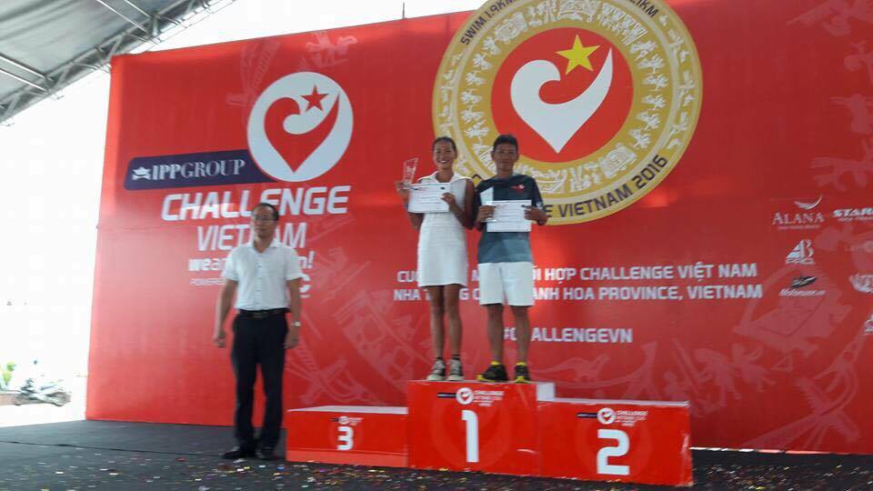 VĐV U60 Nguyen Thu (bên phải), nam VĐV có thành tích tốt nhất tại Challenge Vietnam 2016