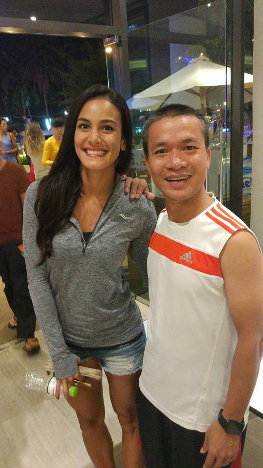 Hoa hậu Johanna Solano chụp ảnh cùng VĐV Minh Thành, tay đua xuất sắc của đội vô địch TJT
